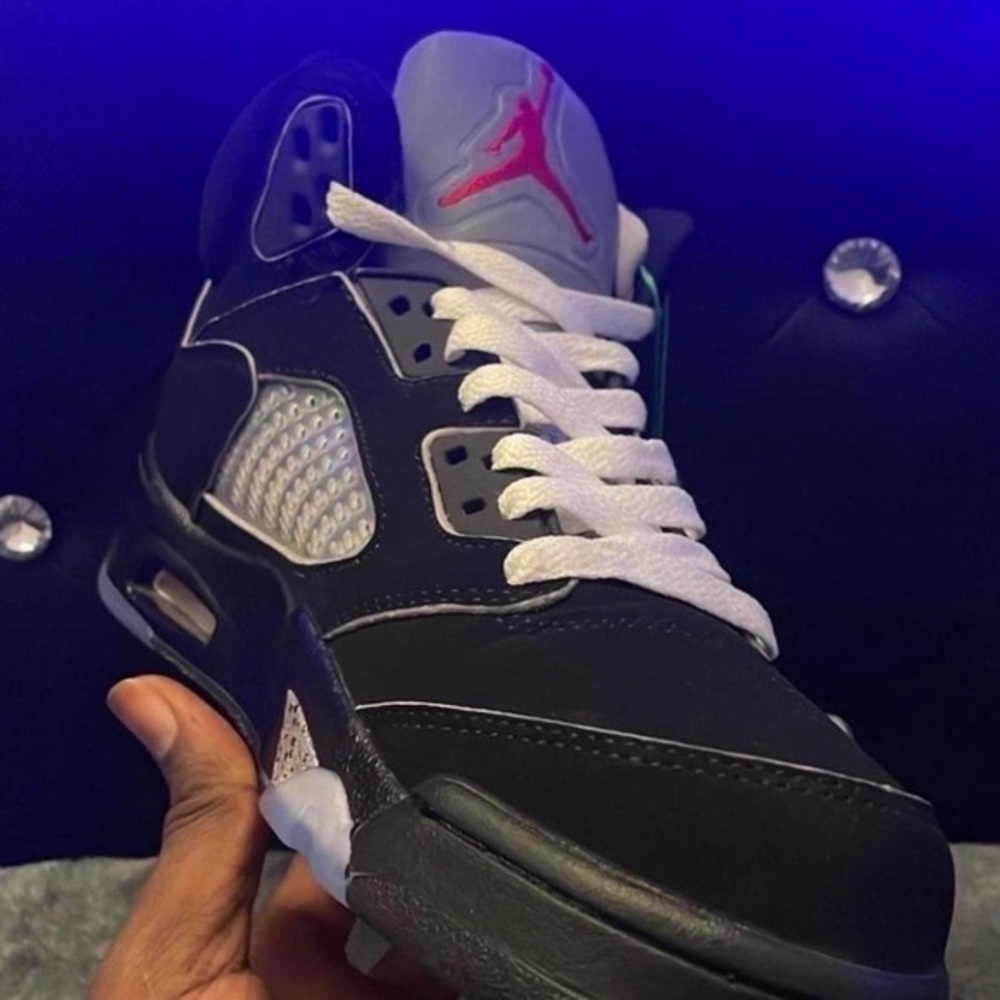 Jordan Men's Black and White Sneakers